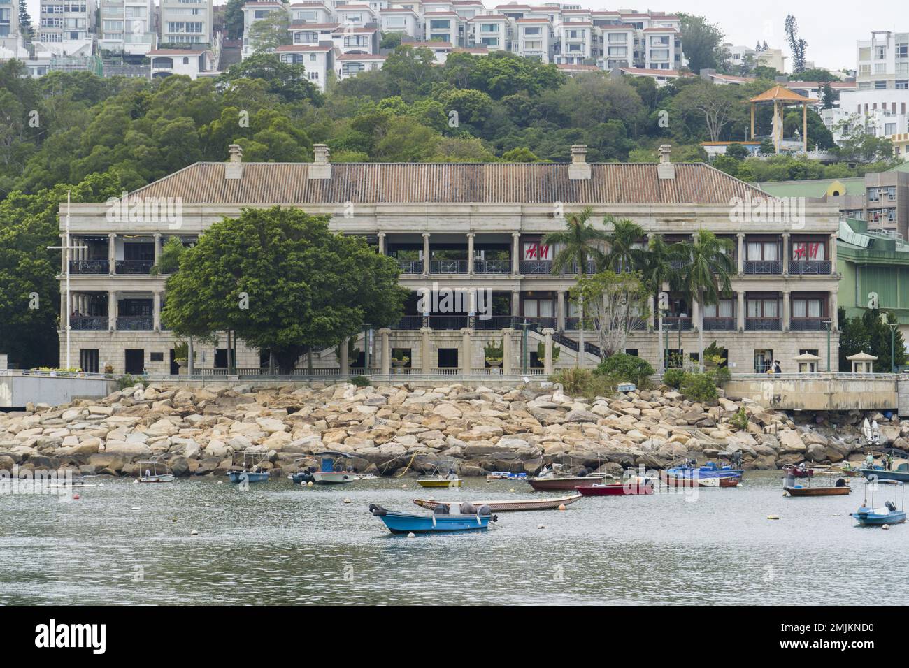 Hong Kong, Chine - novembre 21 2022 : Murray House, un bâtiment de l'époque victorienne à Stanley, long Shot, vue de niveau des yeux Banque D'Images