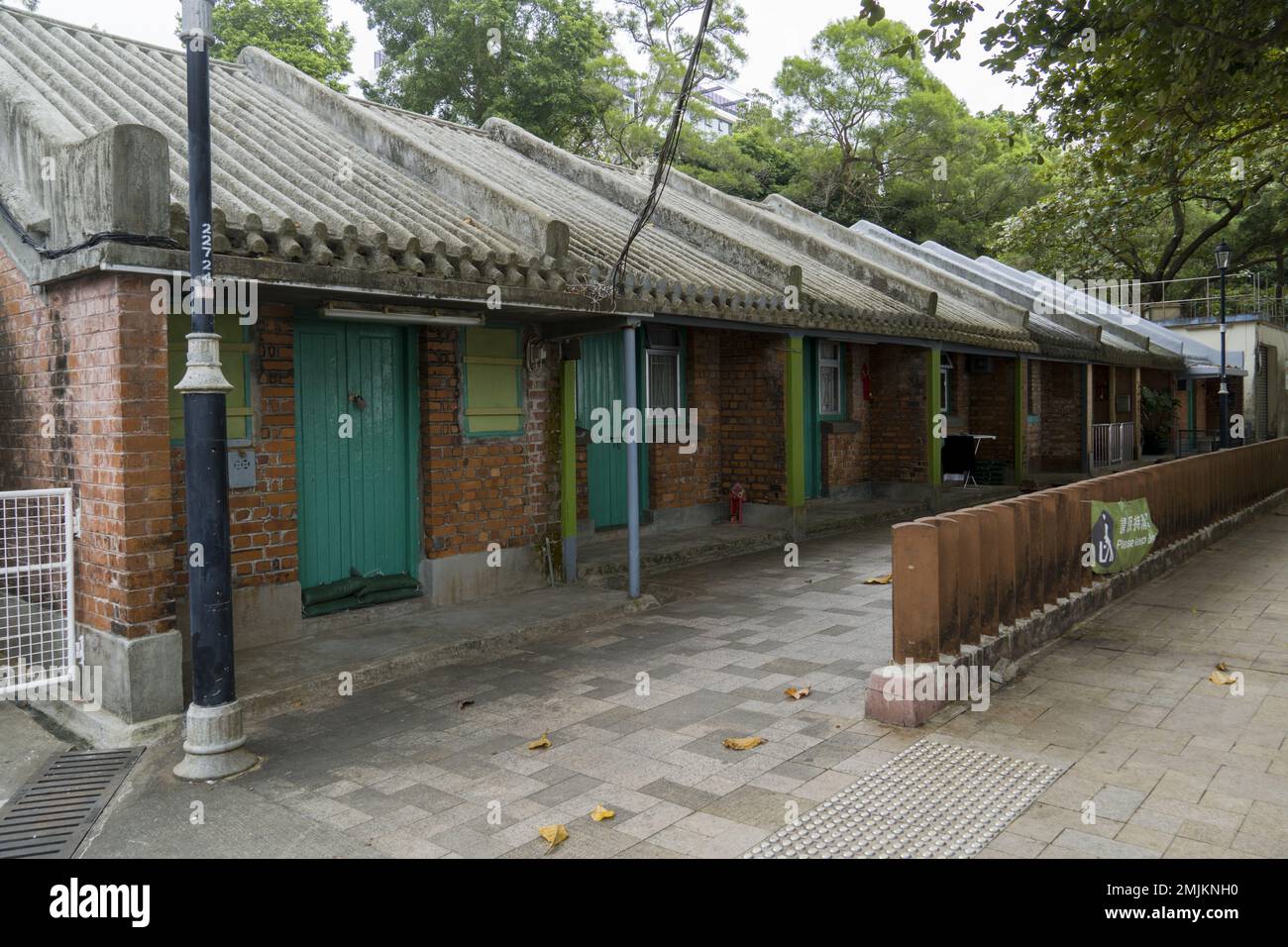 Pat Kan UK Houses à Stanley, des cabanes de huit unités avec des toits en tuiles de pignon, qui sont réunis pour former une rangée Banque D'Images