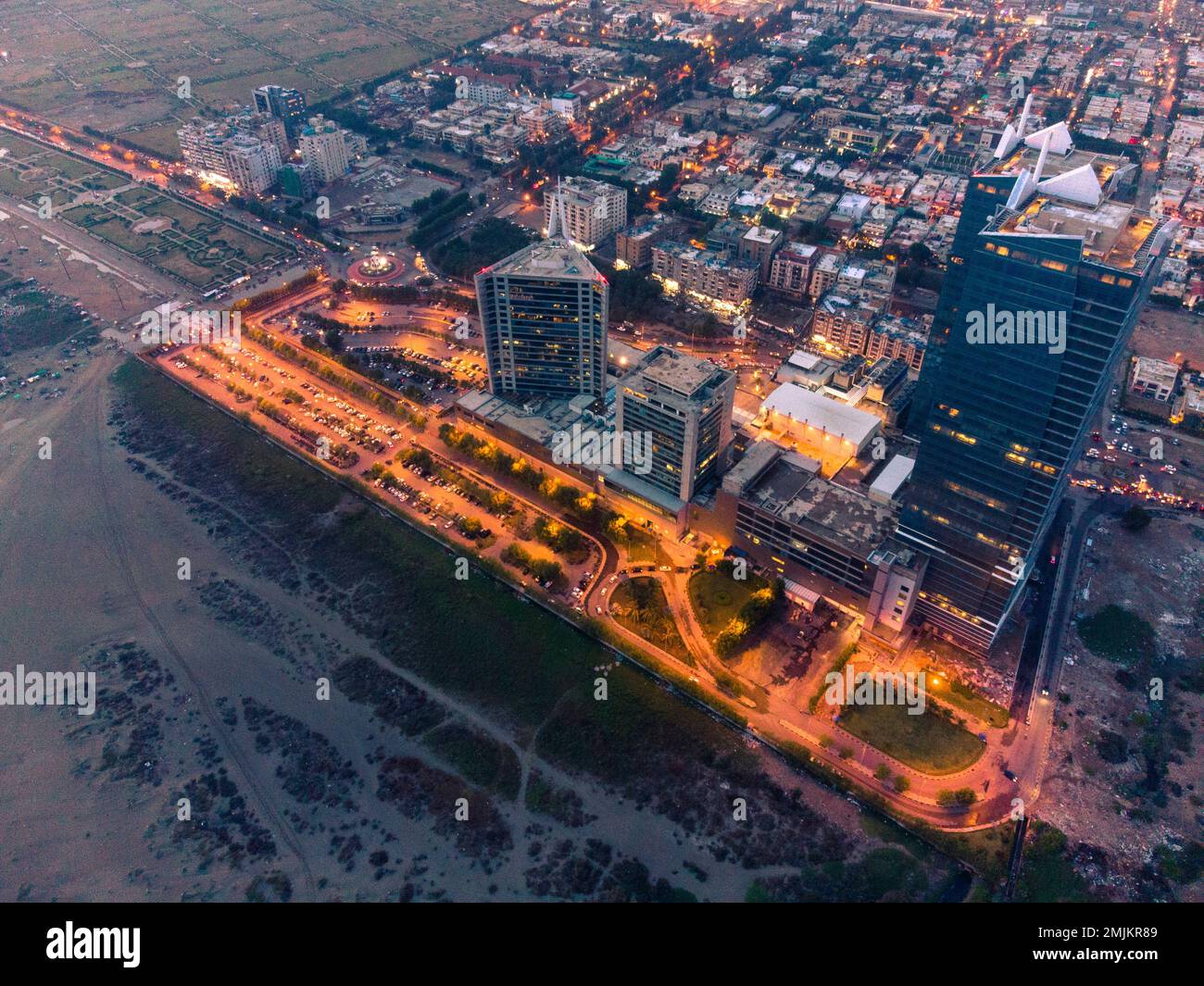 karachi pakistan, photo aérienne du paysage urbain et des points d'intérêt de la ville de karachi, photo aérienne de la tour d'icônes de bahria, centre commercial de dolmen de clifton, front de port Banque D'Images