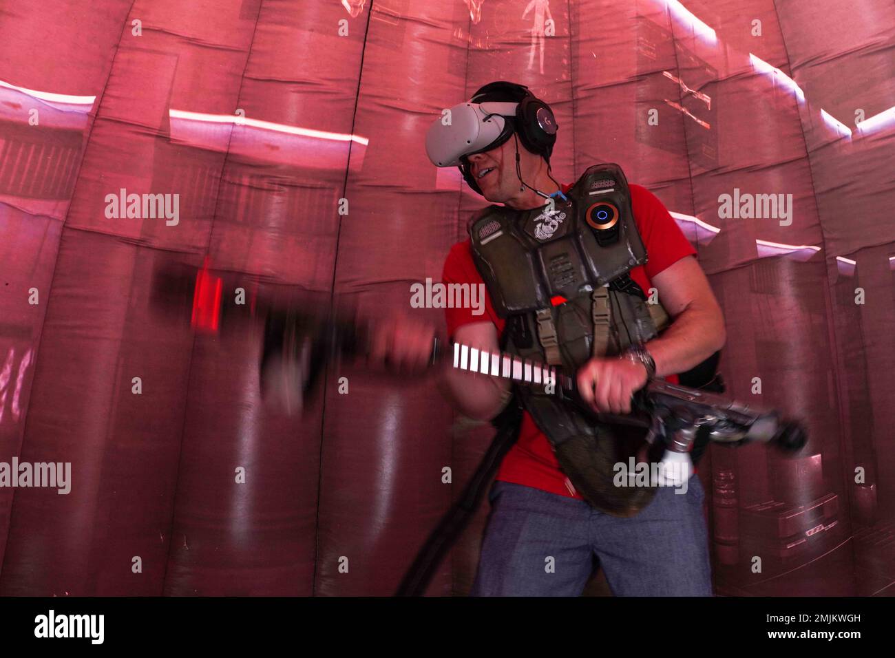 Casey Bortnick, une source d'information de Spectrum News, participe à des positions de combat, un américain Le Marine corps a augmenté et virtuel réalité pugil stick défi, à la New York State Fair annuelle à Syracuse, New York, le 31 août 2022. Le festival annuel accueille des gens de tout l'État pour découvrir les nombreuses expositions d'animaux, les attractions commerciales, les manèges de festival, la nourriture et les divertissements. Banque D'Images