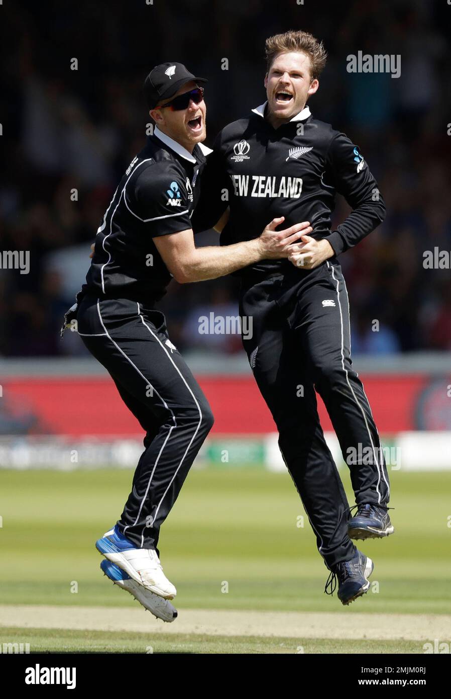 New Zealand's Lockie Ferguson, right celebrates after taking the wicket of Australia's Steve Smith during the Cricket World Cup match between New Zealand and Australia at Lord's cricket ground in London, Saturday, June 29, 2019. (AP Photo/Matt Dunham) Banque D'Images