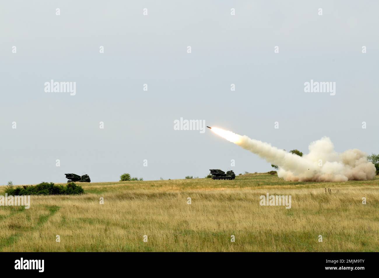 ÉTATS-UNIS Les soldats affectés au 1st Bataillon, 6th Artillerie de campagne, 41st tir sur le terrain le système de lancement multiple M270 (M270 MLRS) lors d’une démonstration de tir en direct pour le « jour du pichet de Molly » dans la zone d’entraînement de Grafenwoehr, le 31 août 2022. Banque D'Images