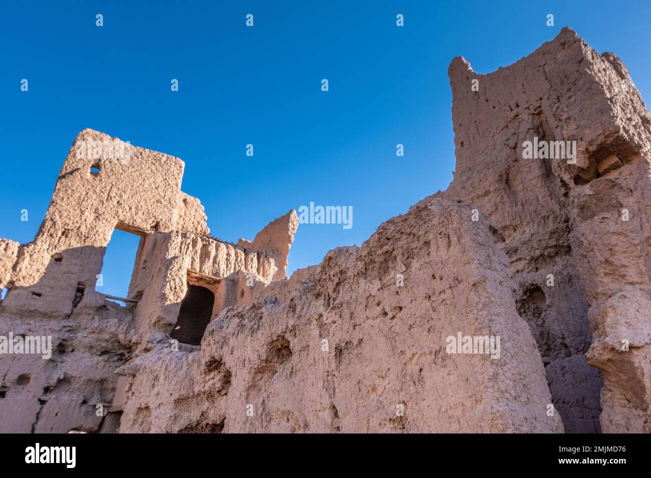 Ruines d'une kasbah ancienne abandonnée le long de la route à travers les montagnes de l'atlas Banque D'Images