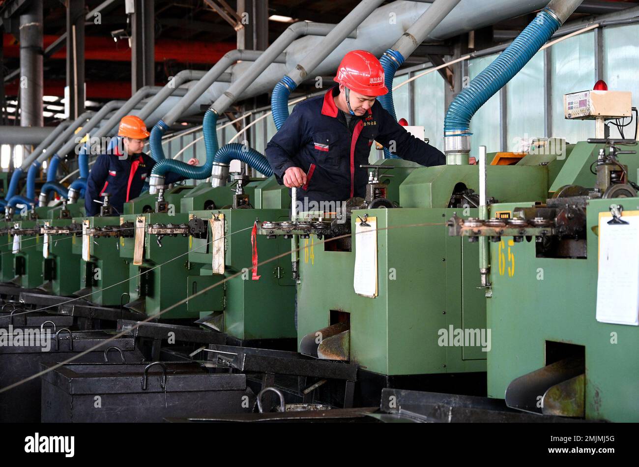 HANDAN, CHINE - le 28 JANVIER 2023 - les travailleurs travaillent dans une usine de produits métalliques à Handan, dans la province de Hebei, en Chine du Nord, le 28 janvier 2023. Banque D'Images