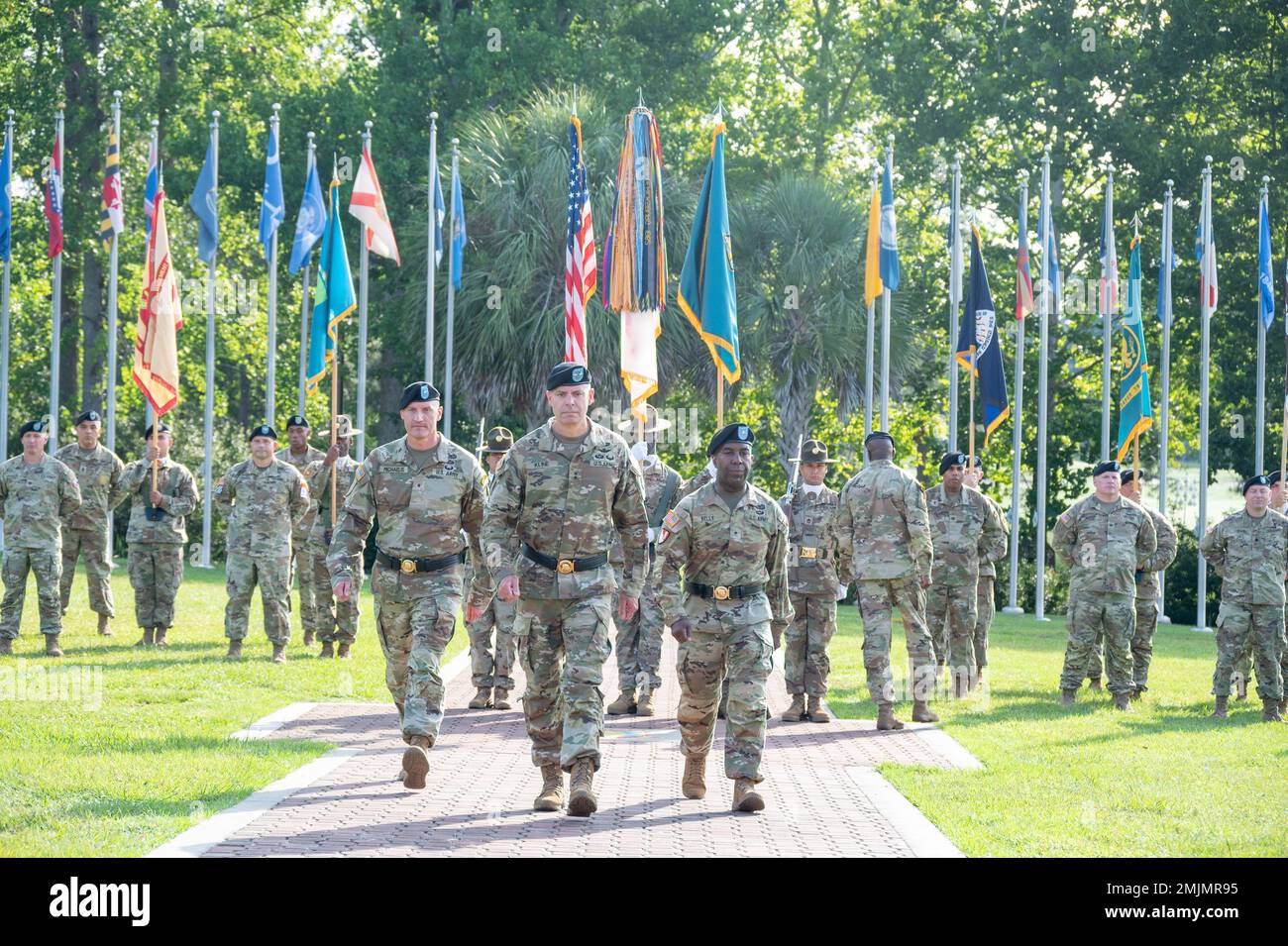De gauche, Brig. Le général Patrick R. Michaelis, commandant général de fort Jackson en 52nd, le général de division John D. Kline, États-Unis Centre de l'armée pour l'instruction militaire initiale, et Brig. Le général Jason E. Kelly, commandant général de l’installation en 53rd, revient du passage des couleurs de l’installation lors d’une cérémonie de changement de commandement qui s’est tenue le 31 août au champ de la victoire. Kelly a pris le commandement des États-Unis Le Centre d'entraînement de l'armée et fort Jackson de Michaelis à la retraite de plus de 30 ans de service militaire. Banque D'Images