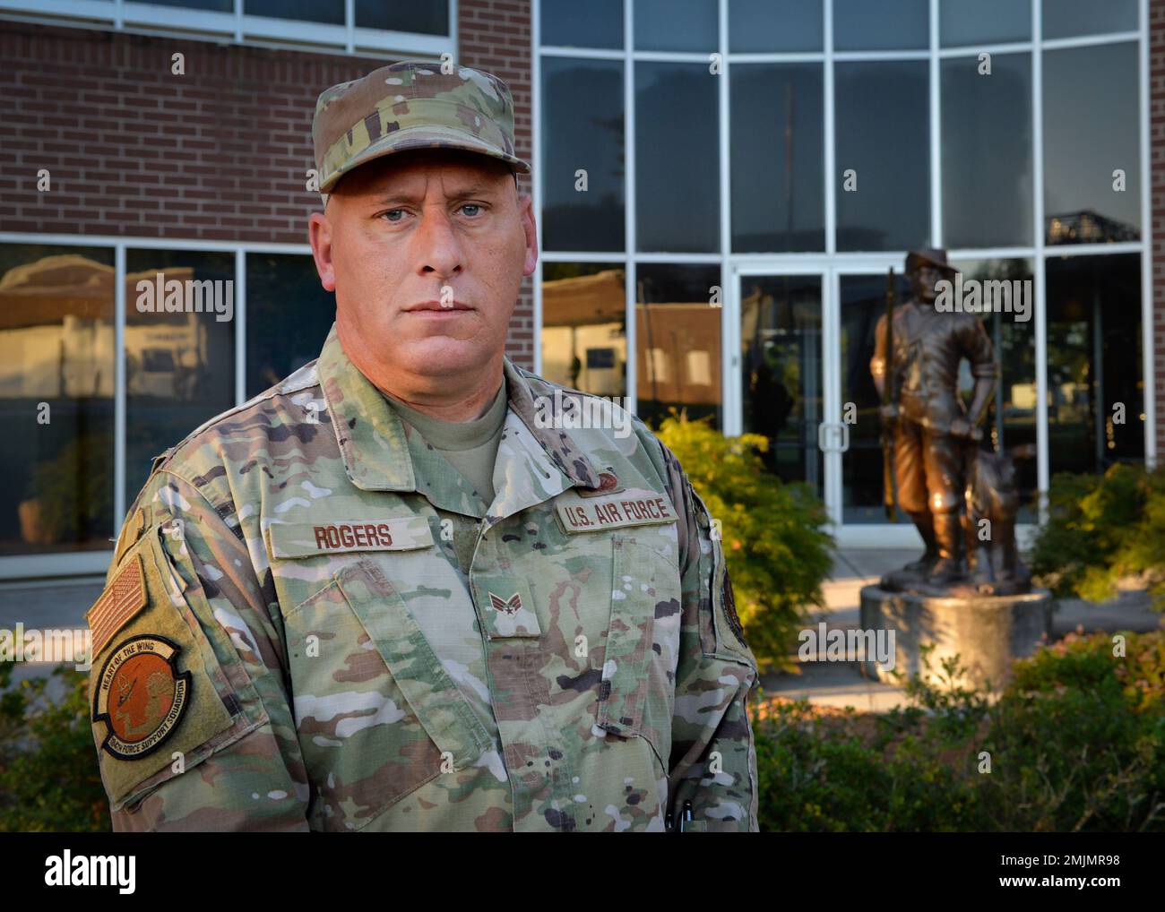 ÉTATS-UNIS Airman Kirk Rogers, un compagnon de services de l'escadron de soutien de la Force 184th à la base aérienne de McConnell, fréquente l'école de leadership d'Airman le 31 août 2022 à la base de la Garde nationale aérienne McGhee Tyson, dans l'est du Tennessee. Rogers a été acclamée par le colonel Roxanne Toy, I. Le commandant du Centre de formation et d'éducation G. Brown, et inventé par un représentant du Centre Thomas N. Barnes pour l'éducation enrôlée, pour avoir fait du bénévolat pendant plus de 150 heures pendant qu'il fréquentait l'école de leadership d'Airman. Banque D'Images