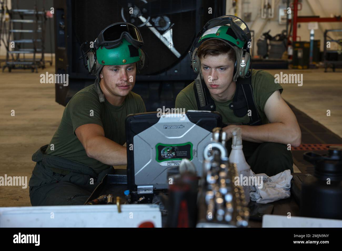 ÉTATS-UNIS Corps maritime Sgt. Dallas Bargas, technicien MV-22B Osprey, Et le Cpl. Lance Thomas Higgins, MV- 22B, technicien des cadres d'aéronef Osprey, tous deux du Marine Medium Tiltrotor Squadron (VMM) 261, 2nd Marine Aircraft Wing, lire les notes pour un MV-22B Osprey on Marine corps Air Station (MCAS) New River à Jacksonville, en Caroline du Nord, le 31 août 2022. VMM-261 maintenance aéronautique Marines effectue une maintenance préventive de routine sur les MV-22B Ospreys pour assurer un état de préparation constant. MCAS New River fournit du soutien aérien, de la protection des forces, de l'infrastructure et des services communautaires pour promouvoir l'état de préparation, sus Banque D'Images