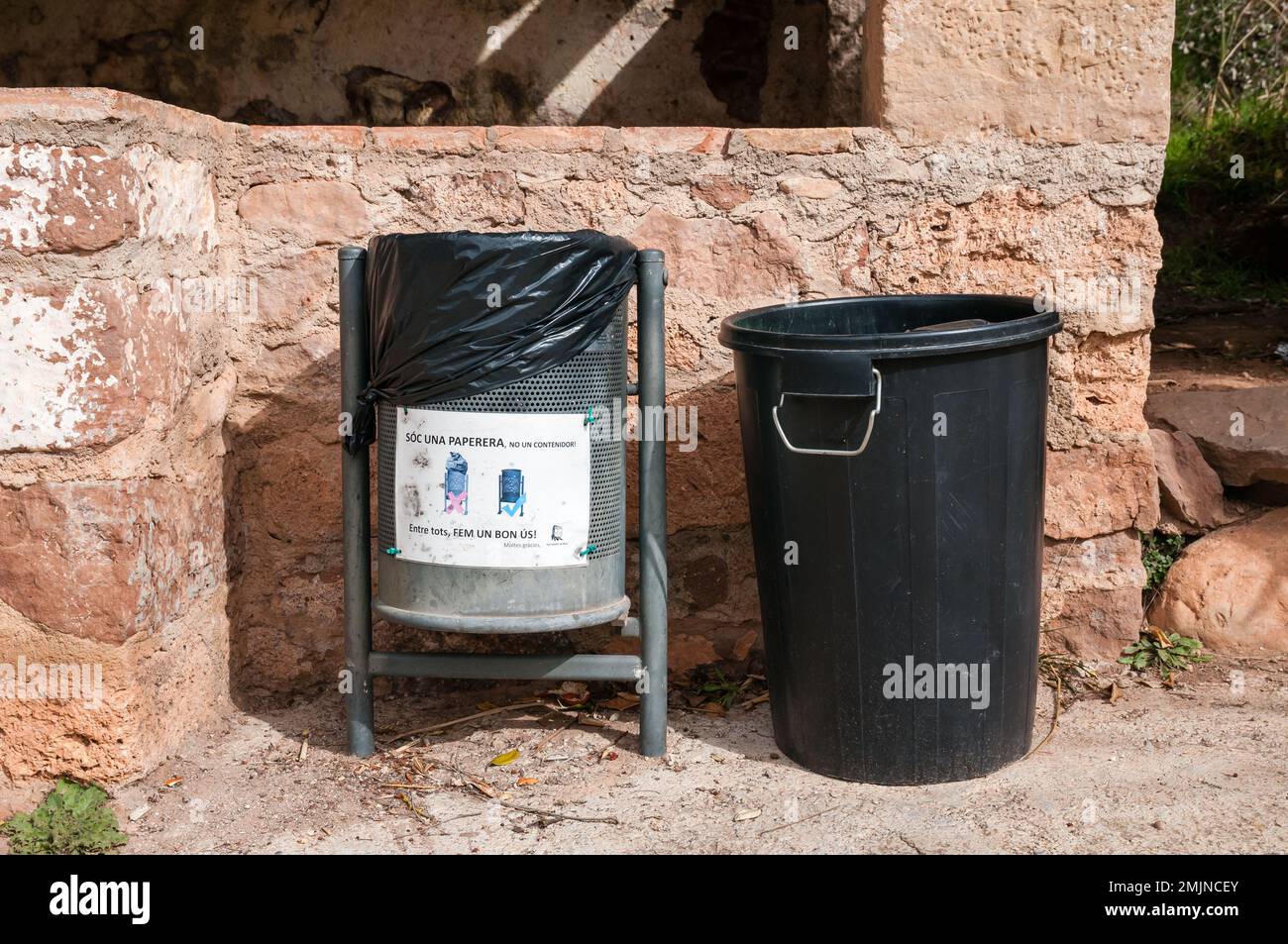 Poubelle en plastique et poubelle en papier métallique, Mura, Catalogne, Espagne Banque D'Images