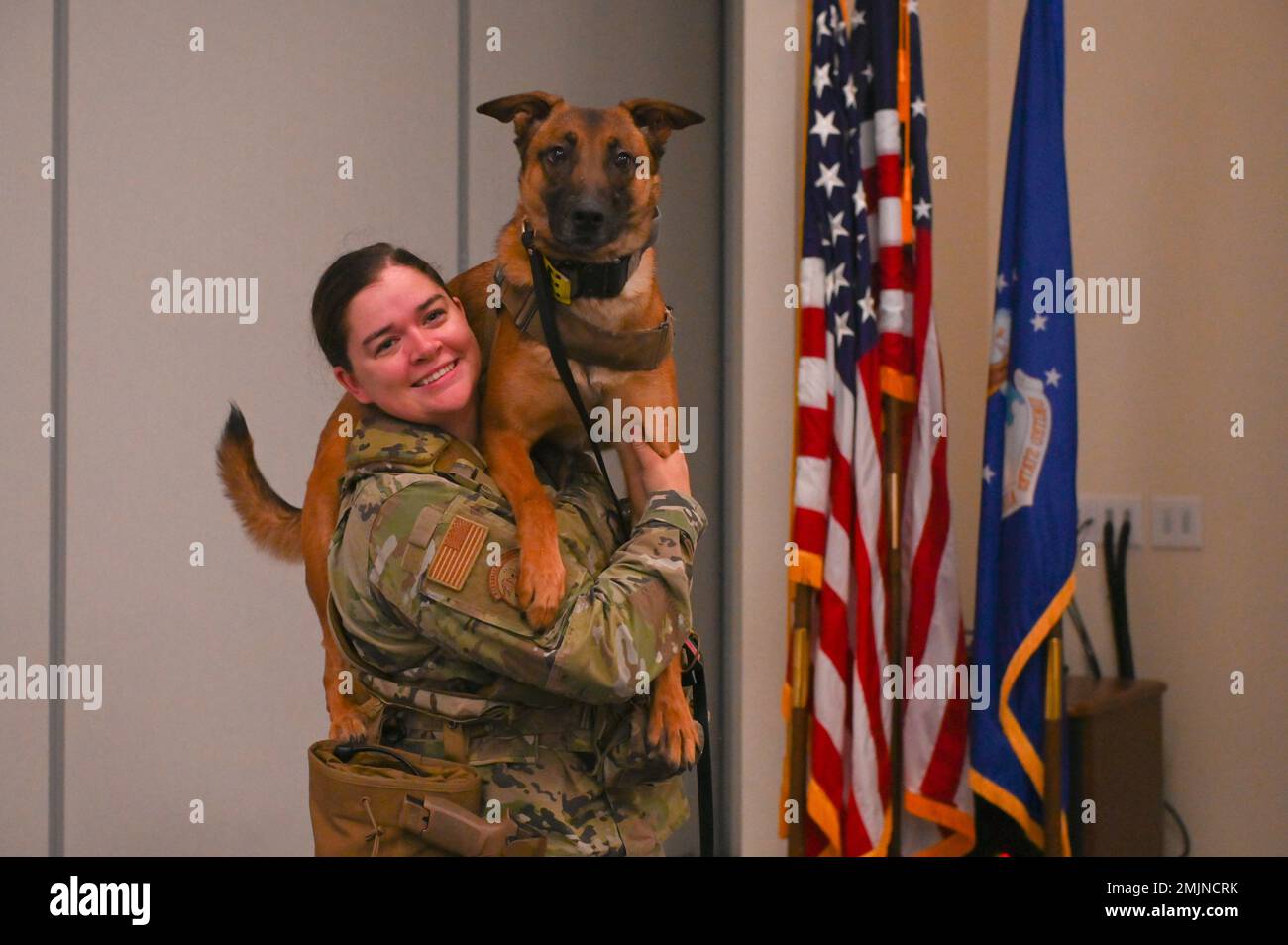 ÉTATS-UNIS Airman Kaitlynd Newland, un maître-chien de travail militaire de l'escadron 673d des forces de sécurité, présente le MWD Zzakira aux intervenants médicaux de l'installation d'entraînement médical de la base interarmées Elmendorf-Richardson, Alaska, le 1 septembre 2022. Le groupe médical 673d a tenu son tout premier cours conjoint de soins de sécurité tactique de combat–K-9 visant à exposer les fournisseurs d'urgence militaires, les médecins et les techniciens médicaux indépendants aux soins médicaux d'urgence de base pour les chiens de travail militaires. Le cours pratique a porté sur le traitement de choc, la détresse respiratoire, les blessures par explosion, brûlure, écrasement Banque D'Images