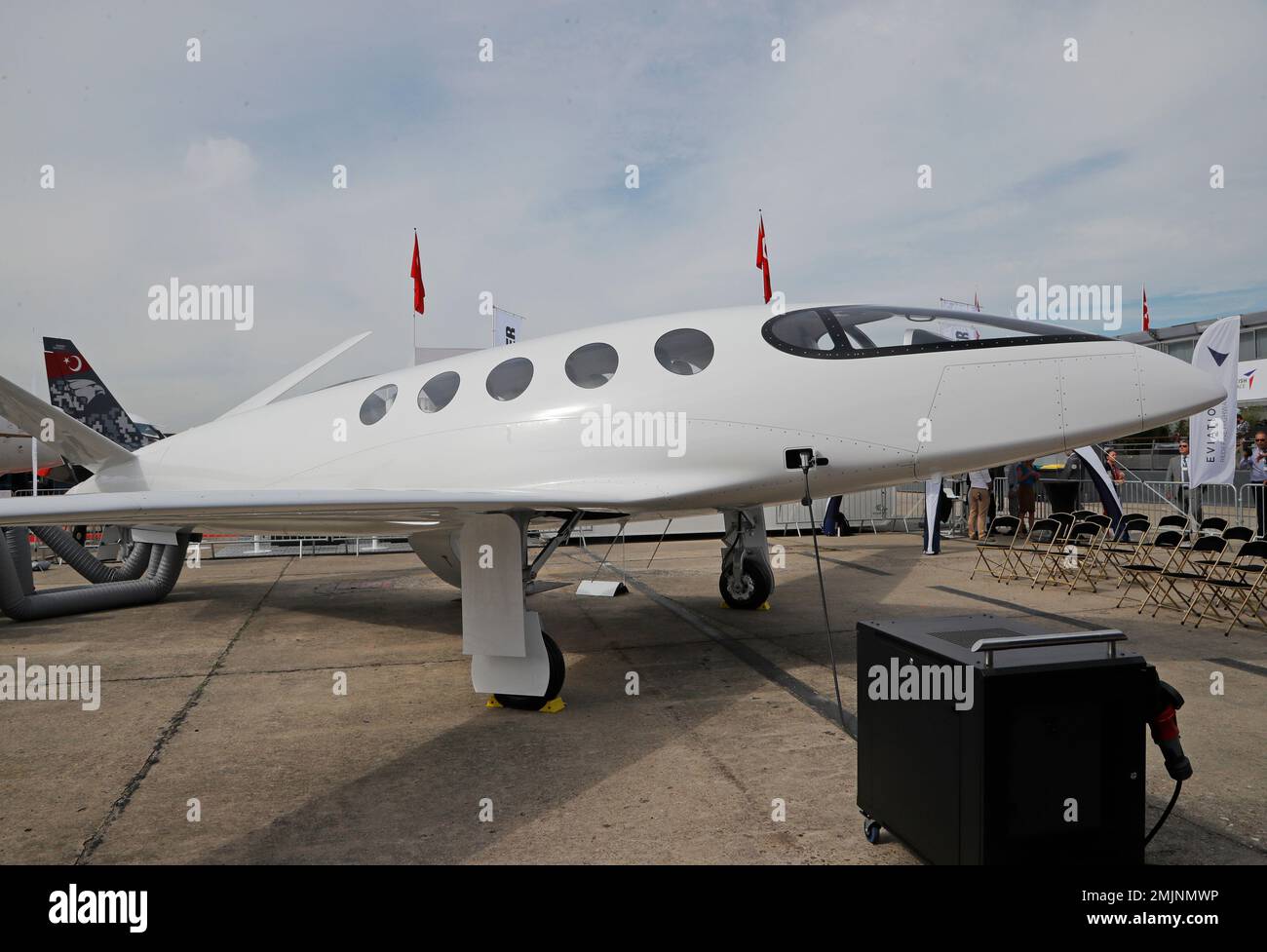 An Israeli Eviation Alice electric aircraft electric aircraft is displayed at Paris Air Show, in Le Bourget, east of Paris, France, Tuesday, June 18, 2019. Israeli startup Eviation displayed an all-electric airplane prototype dubbed Alice at the Paris Air Show, as the aviation industry increasingly looks to electric and hybrid technology because of pressure from regulators and the public to reduce emissions. (AP Photo/Michel Euler) Banque D'Images