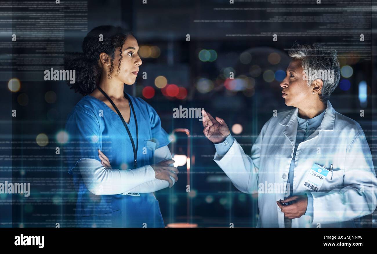 Médecins, travail d'équipe parlant ou futuriste dans la collaboration de nuit d'hôpital, planification chirurgicale ou recherche de bien-être. Médical, Big Data ou résumé futur Banque D'Images