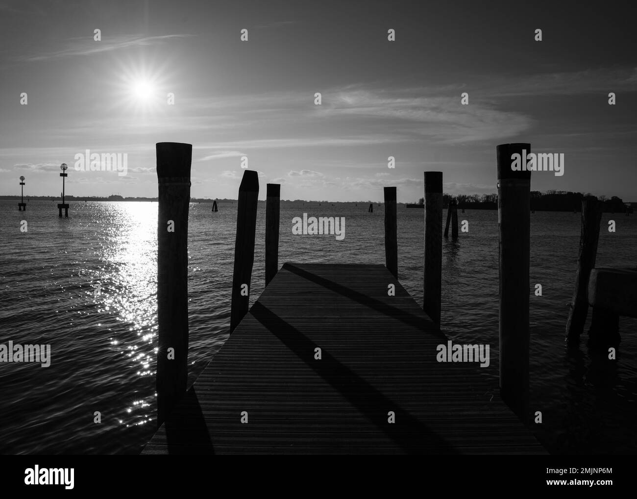 Terrasse en bois allant dans la lagune à Venise, Italie Banque D'Images