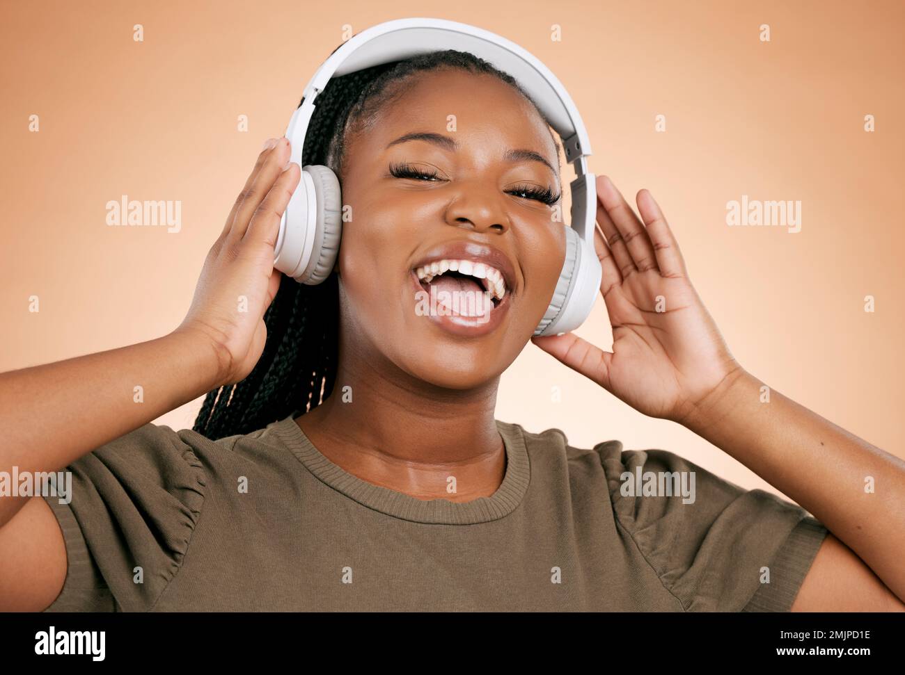 Casque, chant et portrait de femme isolée en studio dans les domaines de la santé mentale, de l'énergie et de la radio. Chanteur, voix et gens noirs de gen z Banque D'Images