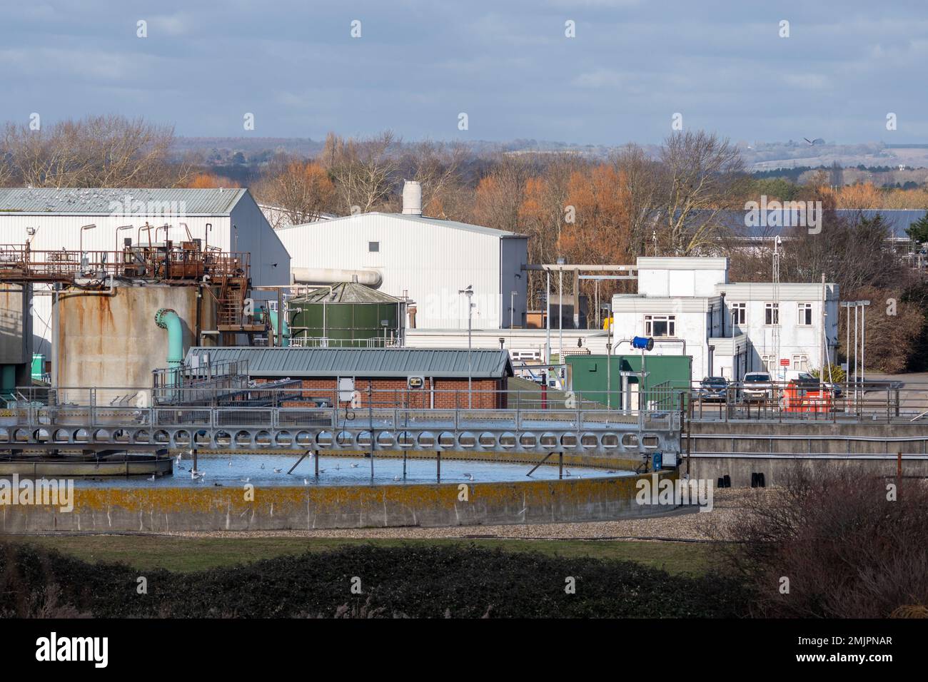 Budds Farm Wastewater Treatment Works, usine de traitement des eaux usées de Southern Water, dans le port de Langstone, près de Havant, Hampshire, Angleterre, Royaume-Uni Banque D'Images