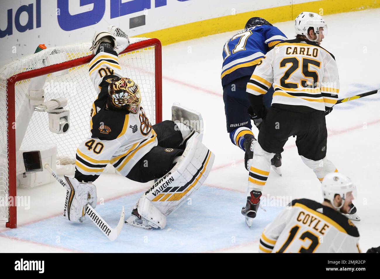 Boston Bruins goaltender Tuukka Rask (40), of Finland, tries to keep his balance during the second period of Game 6 of the NHL hockey Stanley Cup Final between the Bruins and the St. Louis Blues Sunday, June 9, 2019, in St. Louis. (AP Photo/Scott Kane) Banque D'Images