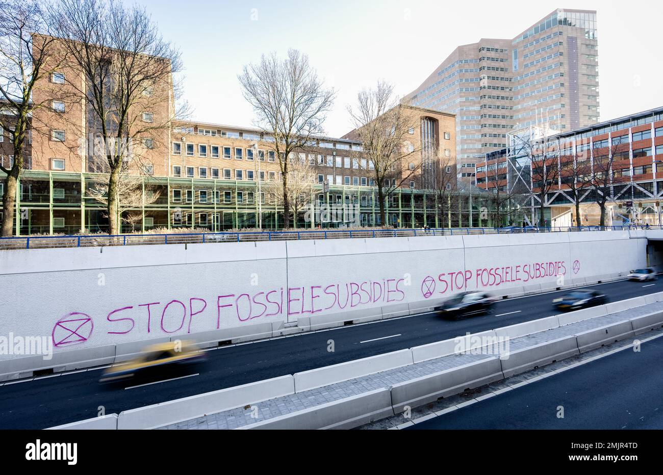 LA HAYE - textes le long de l'Utrechtsebaan avant une manifestation par le groupe d'action climatique extinction rébellion près de A12 entre le Ministère des Affaires économiques et climat et la Chambre temporaire des représentants. Les militants du climat du groupe d'action ont été précédemment arrêtés pour suspicion de sédition. ANP MARCO DE SWART pays-bas - belgique sortie Banque D'Images