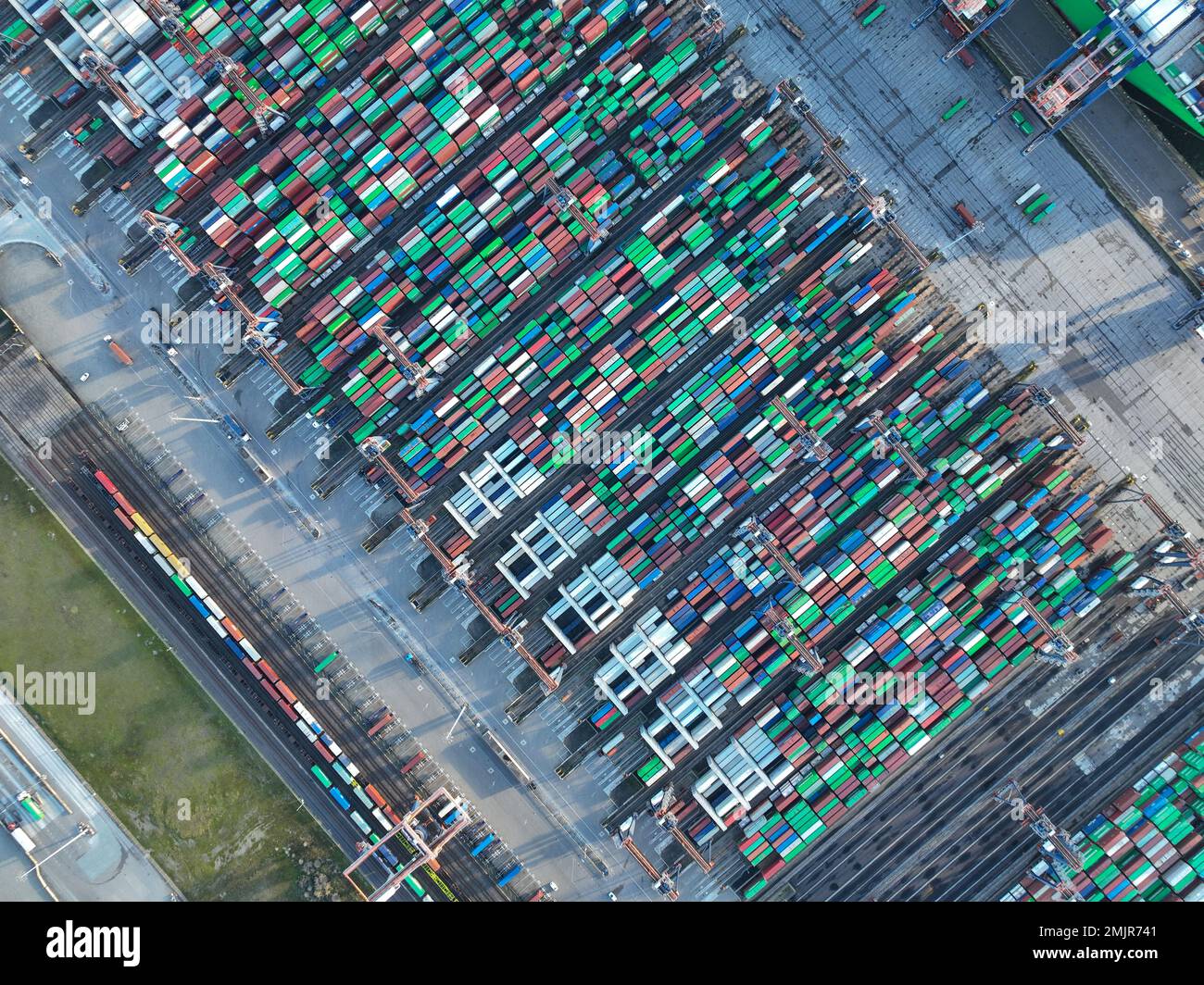 Rotterdam, 19th janvier 2023, pays-Bas. Vidéo d'un drone aérien d'une vue descendante d'un terminal de conteneurs présentant le mouvement, l'organisation Banque D'Images