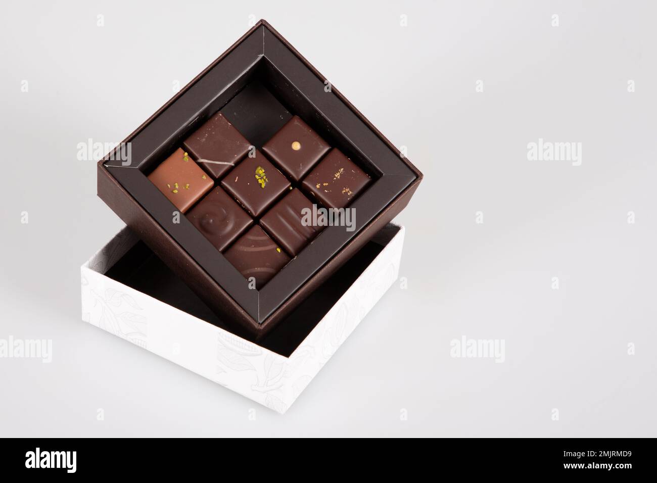 Assortiment de friandises artisanales fines de pralines au chocolat dans une petite boîte cadeau Banque D'Images