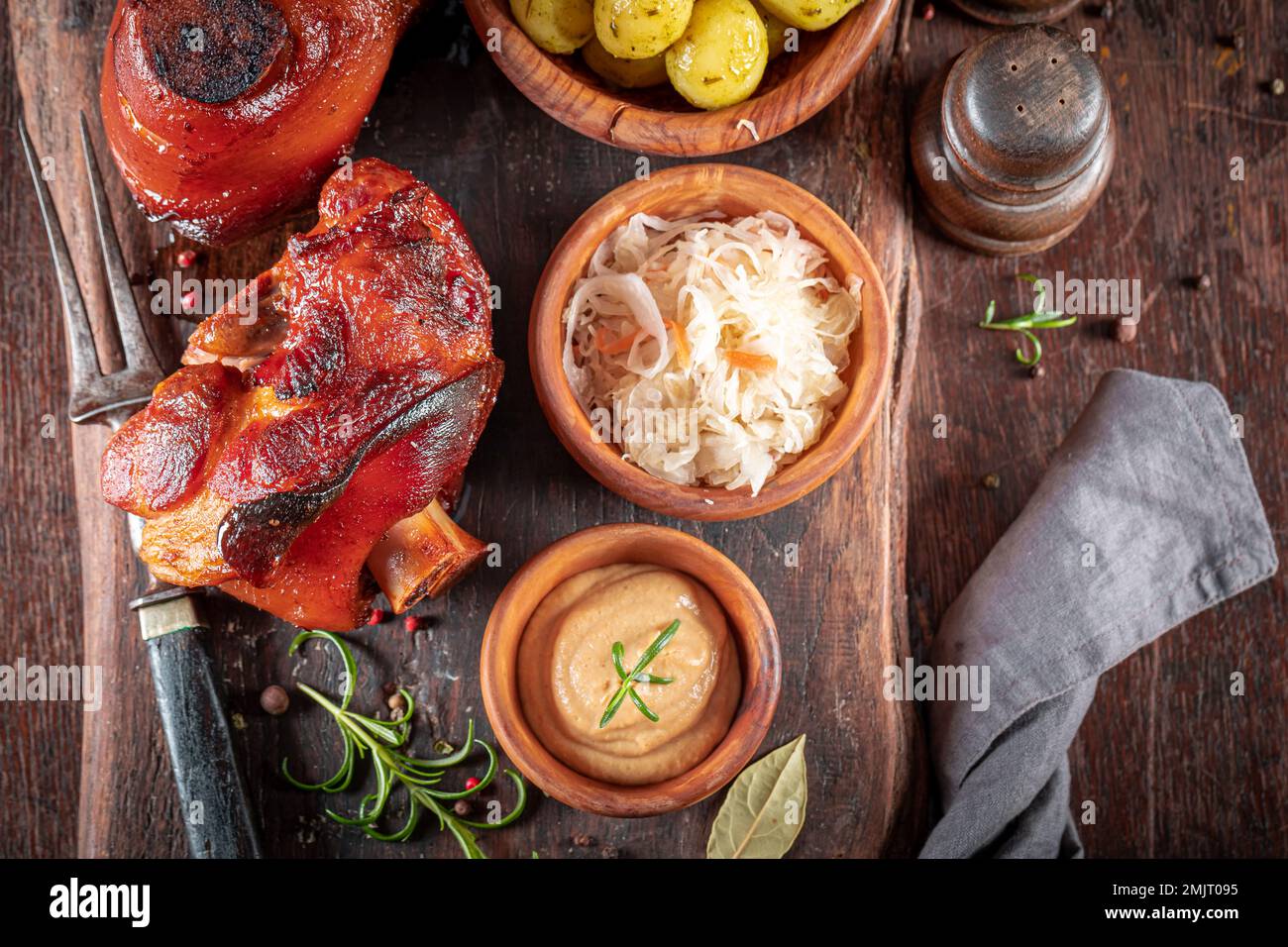Délicieux porte-jarret de porc rôti comme plat régional en Pologne. Jarret de jambon grillé servi avec de la choucroute. Banque D'Images