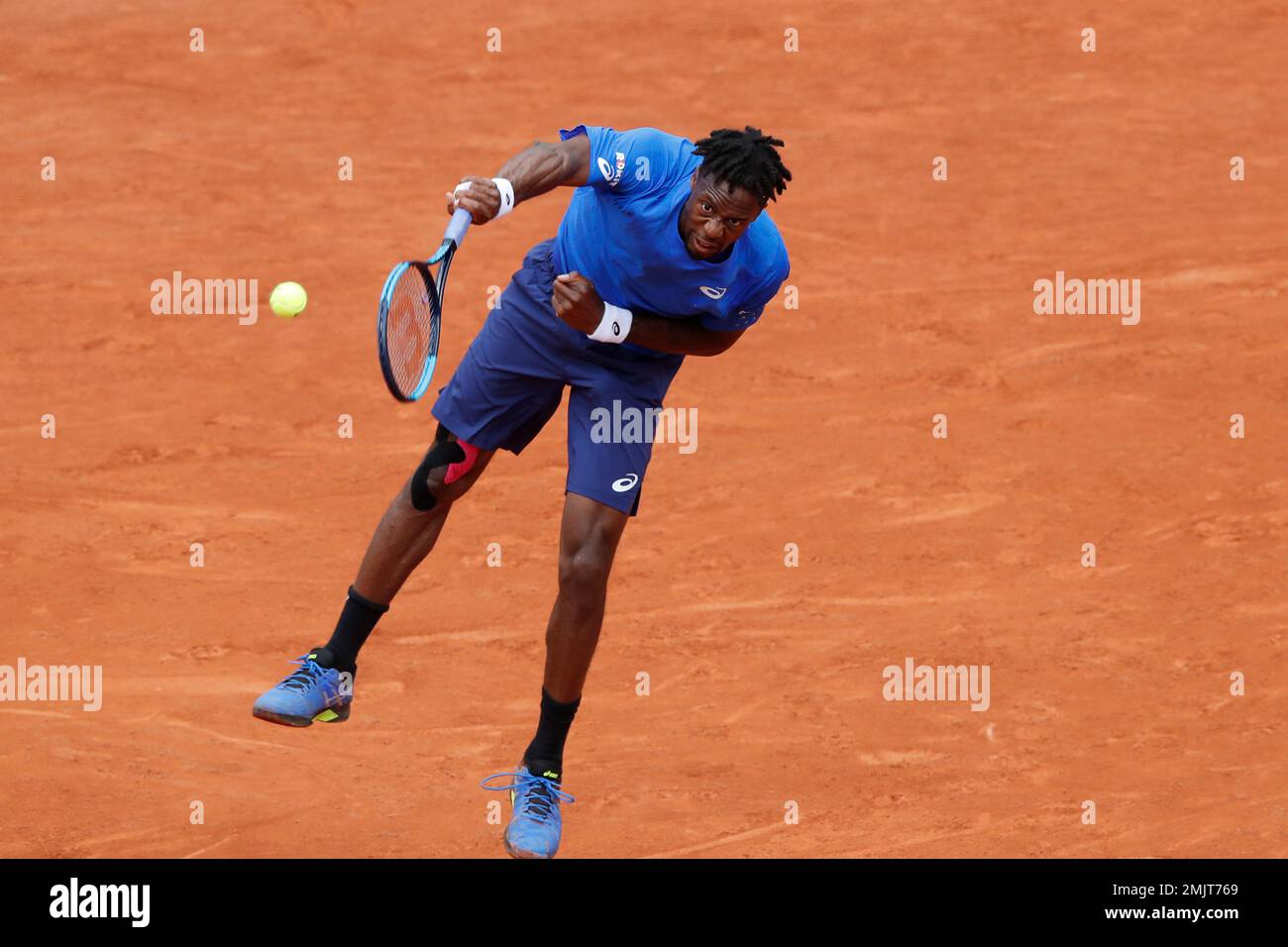 France's Gael Monfils serves against Austria's Dominic Thiem during their fourth round match of the French Open tennis tournament at the Roland Garros stadium in Paris, Monday, June 3, 2019. (AP Photo/Christophe Ena) Banque D'Images