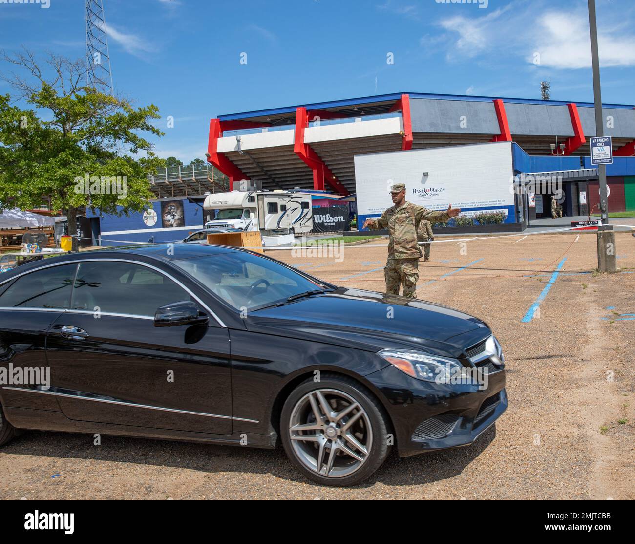 Un soldat, dont le commandement est de 66th soldats, de la Garde nationale de l'armée du Mississippi, dirige la circulation au stade Smith-Wills à Jackson, Mississippi, le 1 septembre 2022. Près de 600 gardes nationaux du Mississippi ont été établis sur sept sites de Jackson pour permettre aux résidents de recueillir de l'eau embouteillée et de l'eau non potable des camions d'eau pour aider à soulager certains effets de la crise de l'eau de Jackson. (É.-U. Photos de la Garde nationale de l'armée par le sergent d'état-major. Connie Jones) Banque D'Images