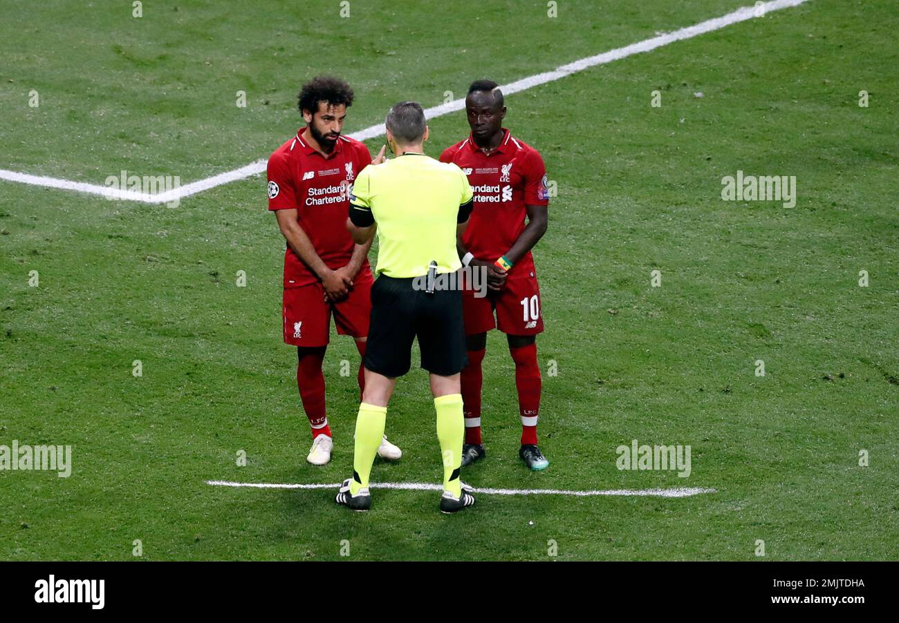 Referee Damir Skomina discusses with Liverpool forward Mohamed Salah, left, and Liverpool midfielder Sadio Mane, right, during the Champions League final soccer match between Tottenham Hotspur and Liverpool at the Wanda Metropolitano Stadium in Madrid, Saturday, June 1, 2019. (AP Photo/Armando Franca) Banque D'Images