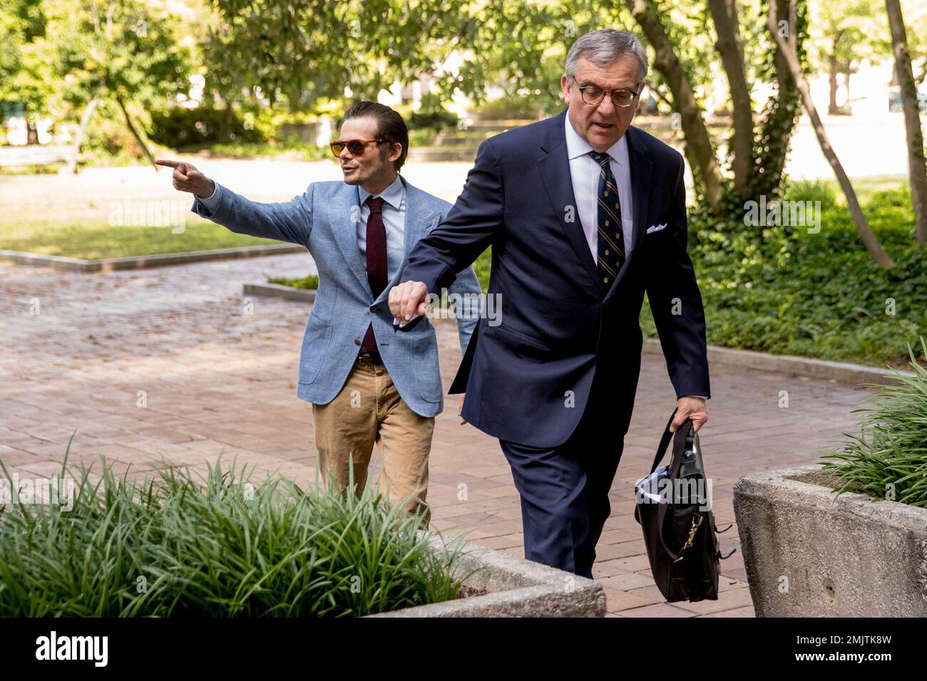 Andrew Miller, a witness who fought testifying to a grand jury in the Roger Stone part of the Russia investigation, left, arrives with his attorney Paul Kamenar, right, at federal court in Washington, Friday, May 31, 2019. (AP Photo/Andrew Harnik) Banque D'Images