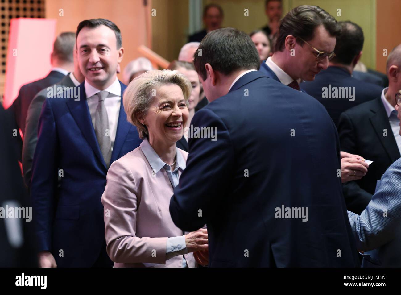 28 janvier 2023, Rhénanie-du-Nord-Westphalie, Düsseldorf: Le ministre Nathanael Liminski (M r) souhaite la bienvenue à Ursula von Leyen, présidente de la Commission européenne. À gauche, Paul Ziemiak, secrétaire général, et à droite, Hendrik Wüst, ministre-président de la Rhénanie-du-Nord-Westphalie (tous les CDU). Photo : David Young/dpa Banque D'Images