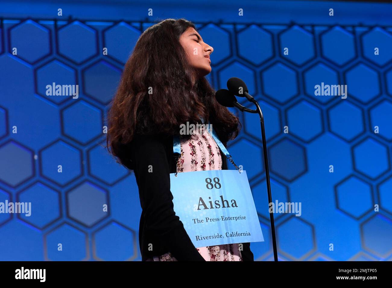 Aisha Randhawa, 13, of Corona, Calif., reacts after misspelling her word as she competes in the finals of the Scripps National Spelling Bee in Oxon Hill, Md., Thursday, May 30, 2019. She was eliminated from the competition. (AP Photo/Susan Walsh) Banque D'Images