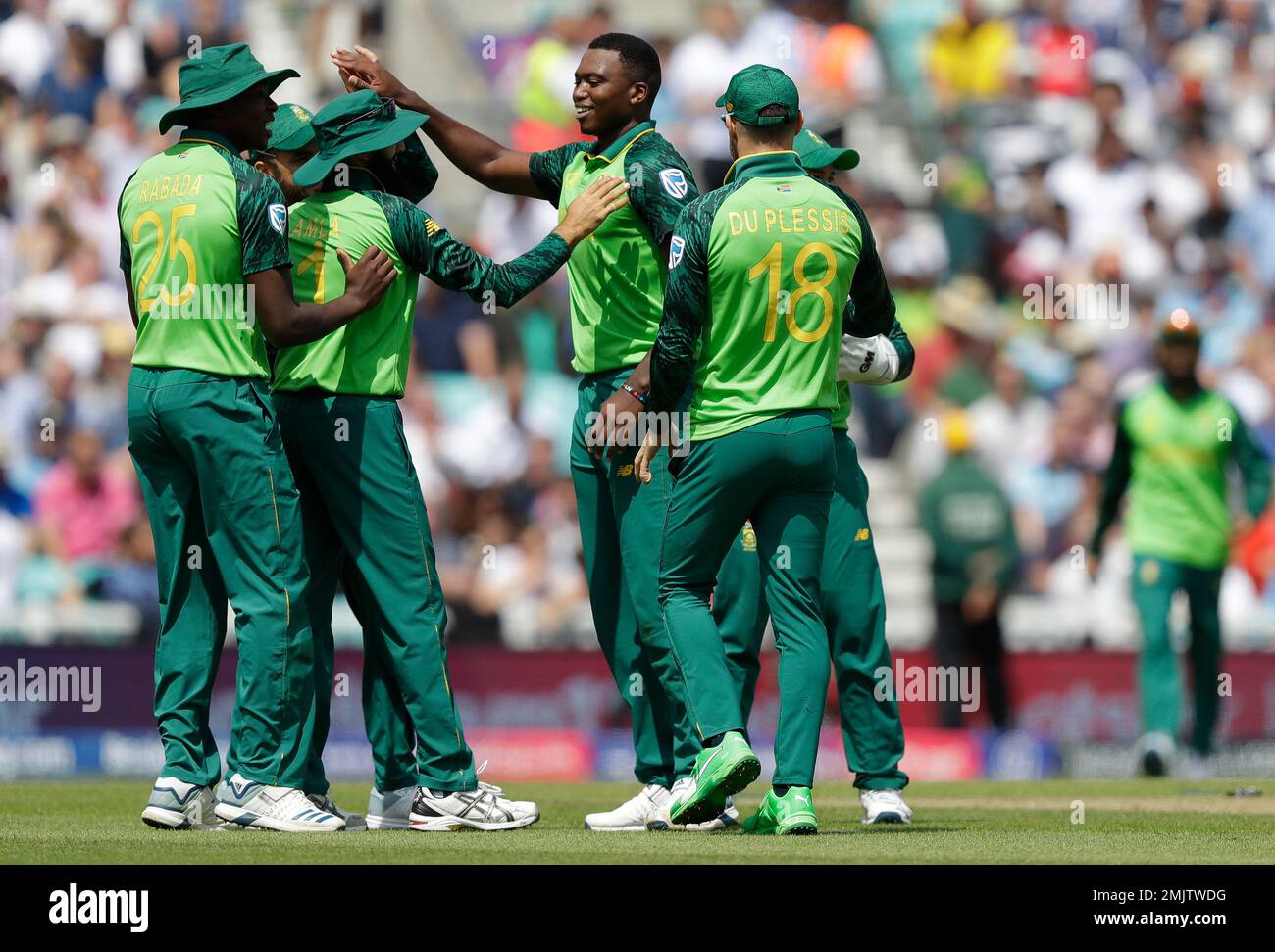 South Africa's Lungi Ngidi, centre, celebrates taking the wicket of England's Jos Buttler during the World Cup cricket match between England and South Africa at The Oval in London, Thursday, May 30, 2019. (AP Photo/Kirsty Wigglesworth) Banque D'Images