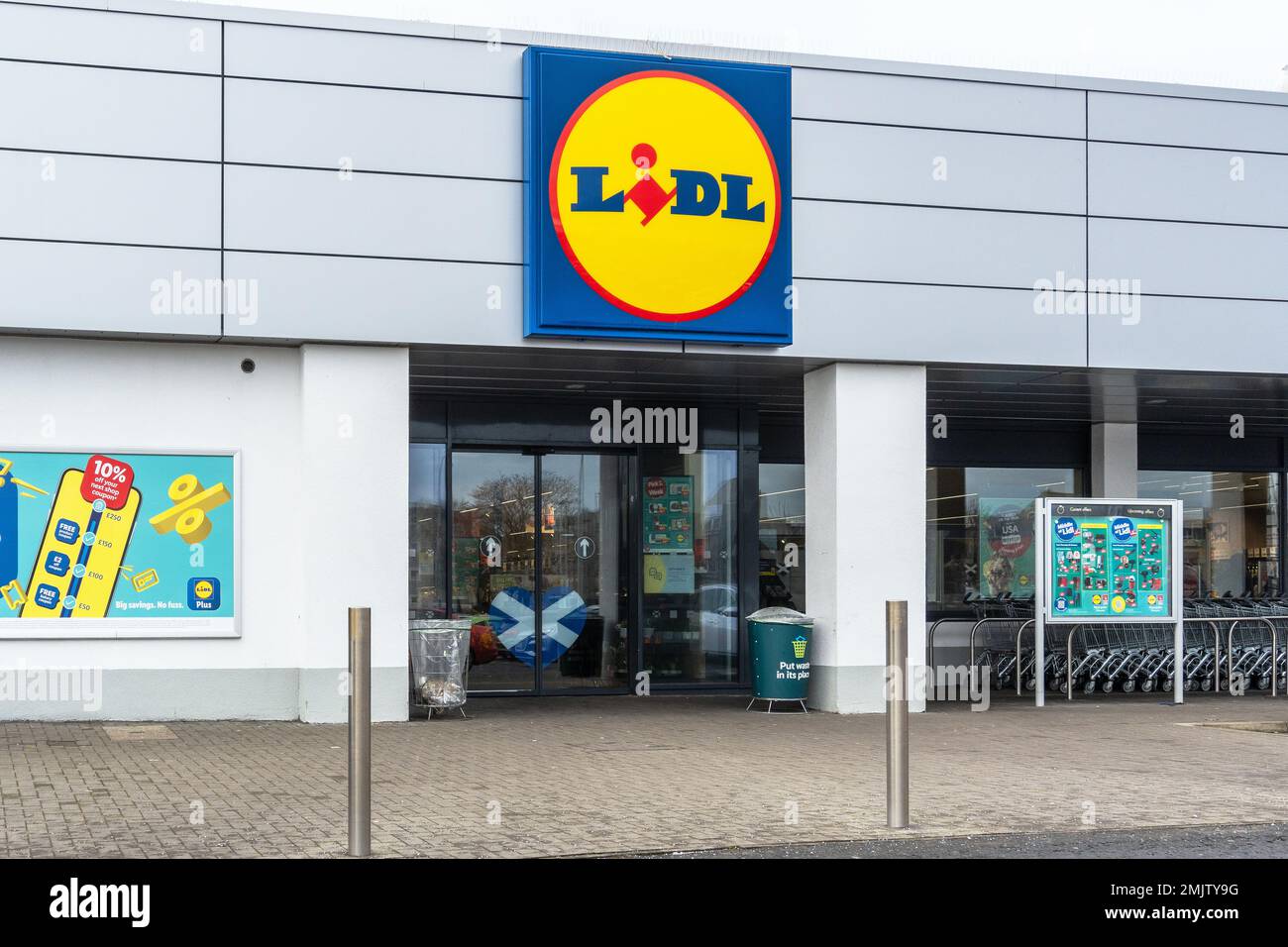 Entrée principale au supermarché budget, Lidl, Ayr, Écosse, Royaume-Uni Banque D'Images