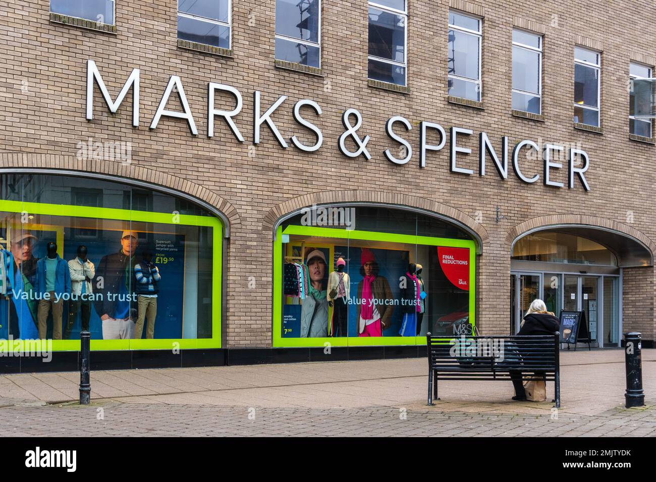 Façade, fenêtres d'entrée et d'exposition de Marks and Spencer, point de vente, Ayr, Écosse, Royaume-Uni Banque D'Images