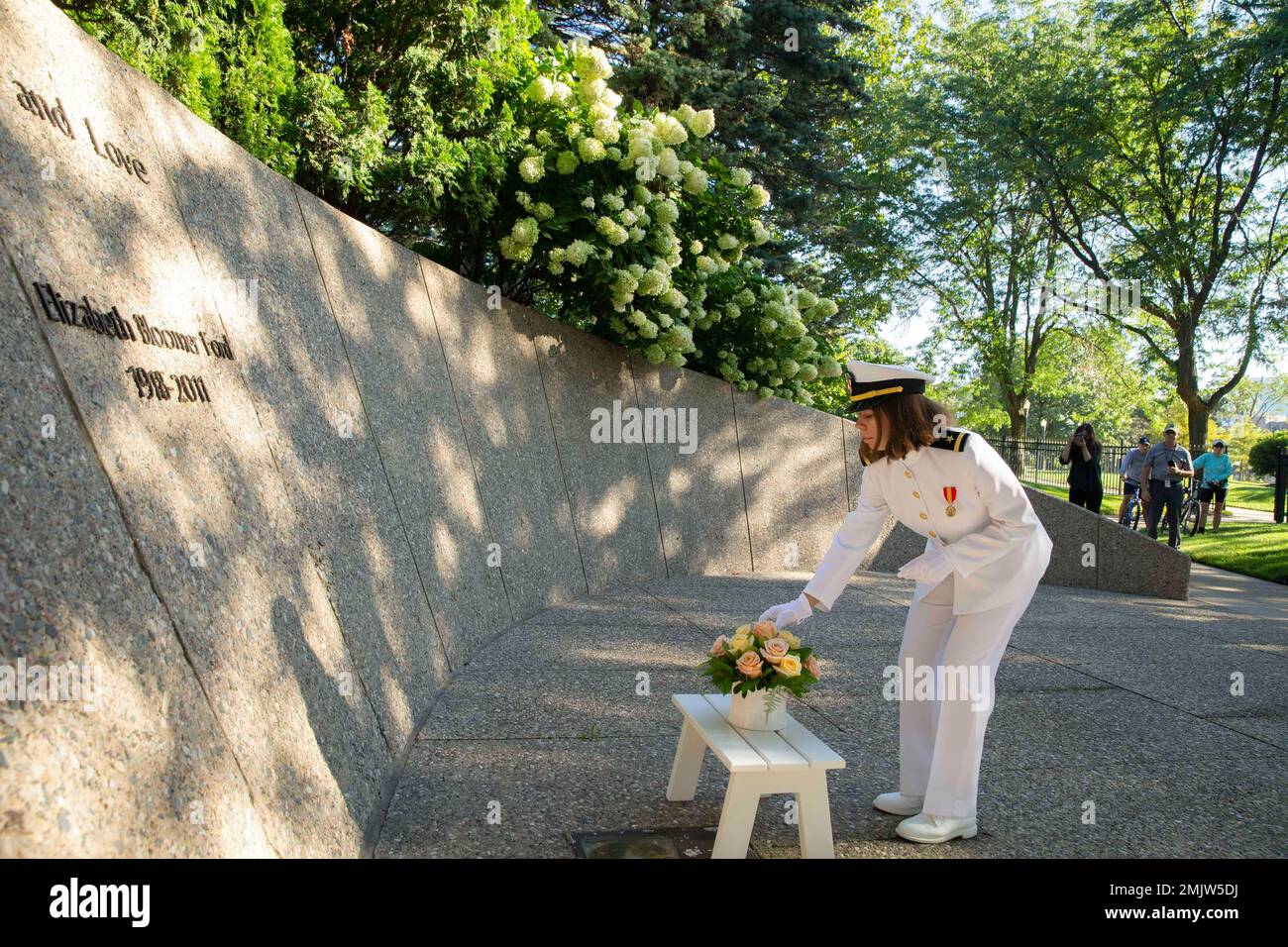 L'enseigne Paula Niederland, d'Englewood, New Jersey, USS Gerald R