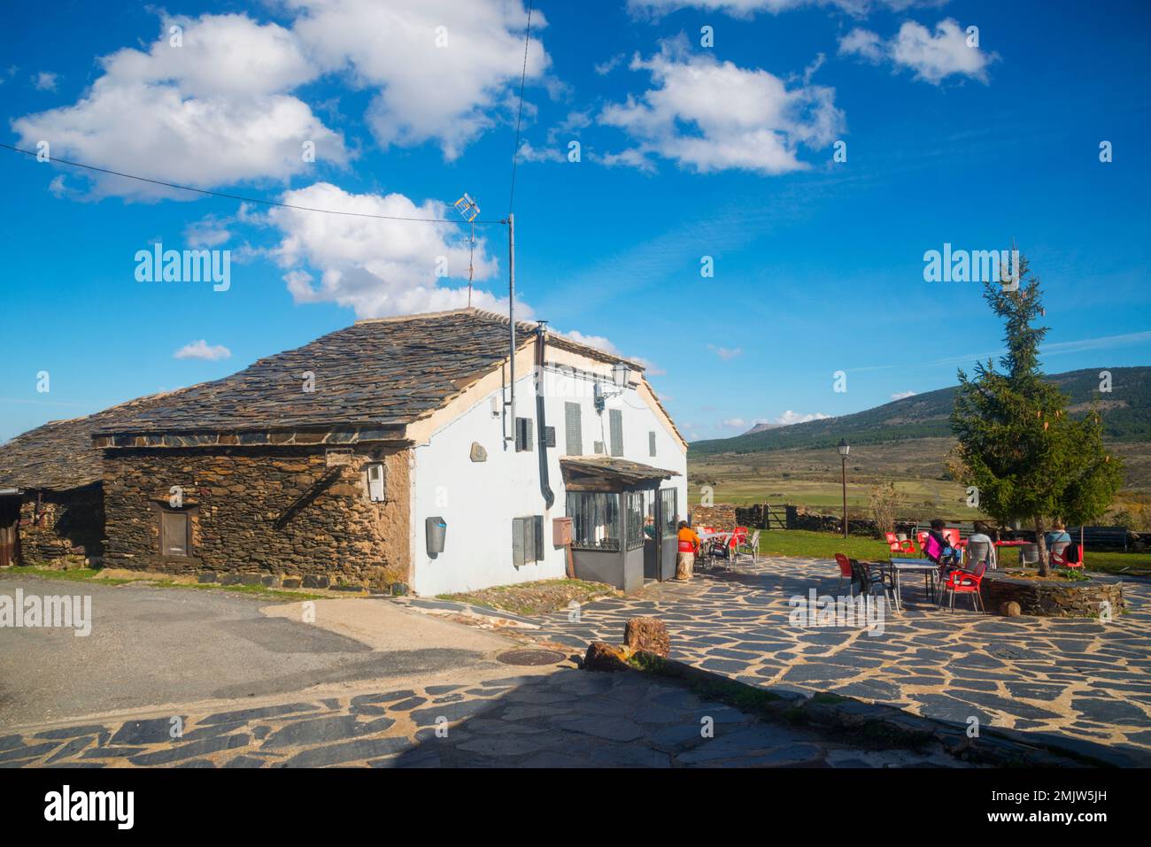 Bar et terrasse. El Muyo, province de Ségovie, Castilla Leon, Espagne. Banque D'Images