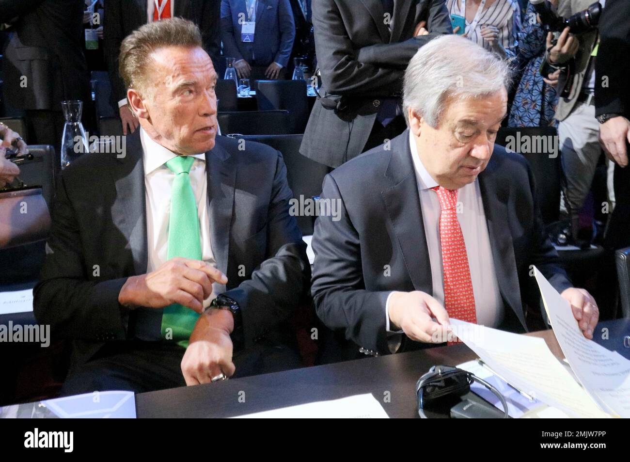 Former California Gov. Arnold Schwarzenegger and United Nations Secretary-General Antonio Guterres , from left, wait before the R20 Austrian world summit at Hofburg palace in Vienna, Austria, Tuesday, May 28, 2019. (AP Photo/Ronald Zak) Banque D'Images