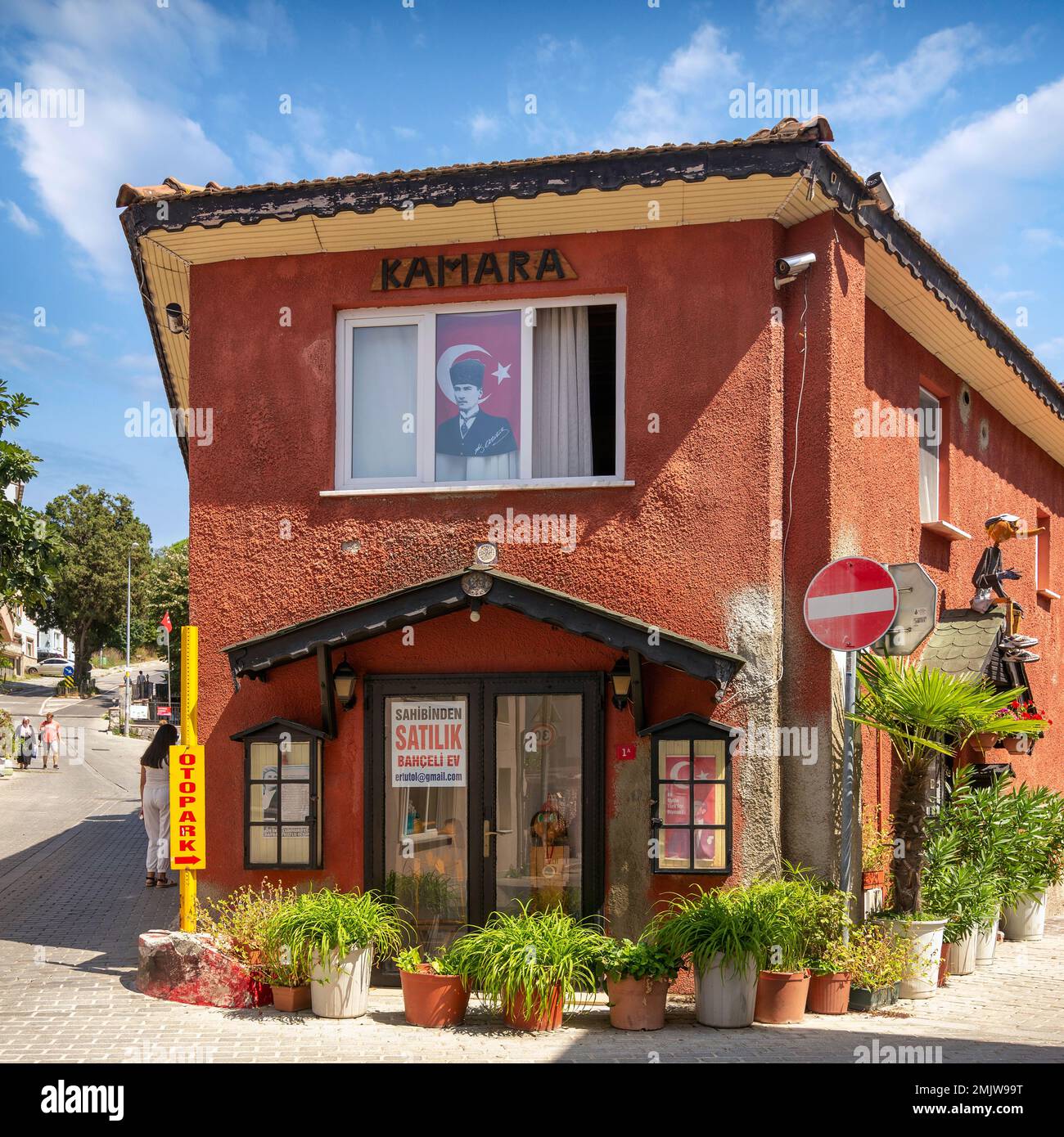 Istanbul, Turquie - 29 août 2022: Ruelle pavée, avec belle vieille maison rouge traditionnelle, adaptée dans le quartier d'Anadolu Kavagi, en été Banque D'Images