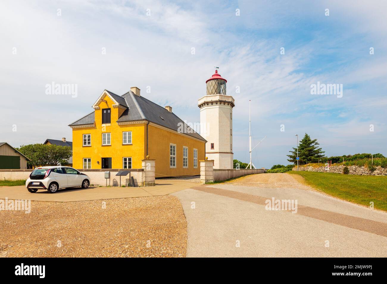 Phare à Hanstolm, Jutland, Danemark, le jour d'été couvert. Le phare a été construit en 1843. Banque D'Images