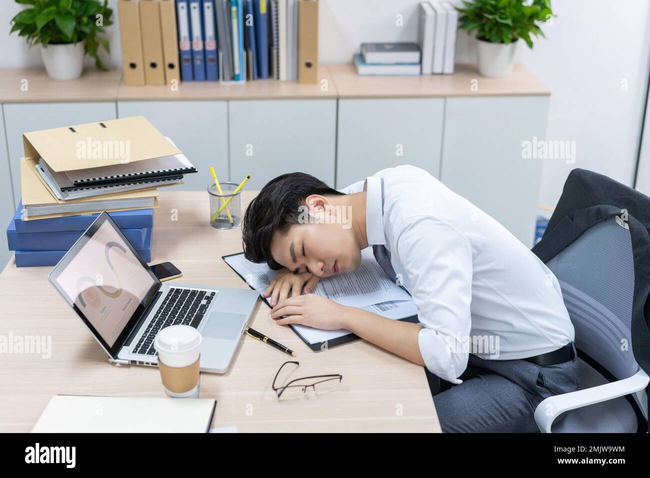 Les hommes d'affaires dans le bureau d'effectuer des heures supplémentaires Banque D'Images