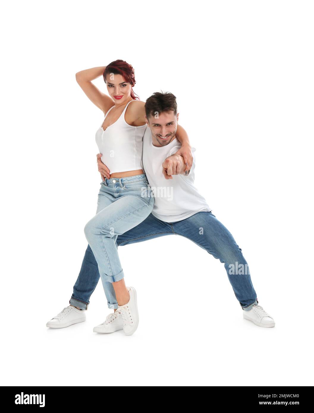 Beau jeune couple dansant sur fond blanc Banque D'Images