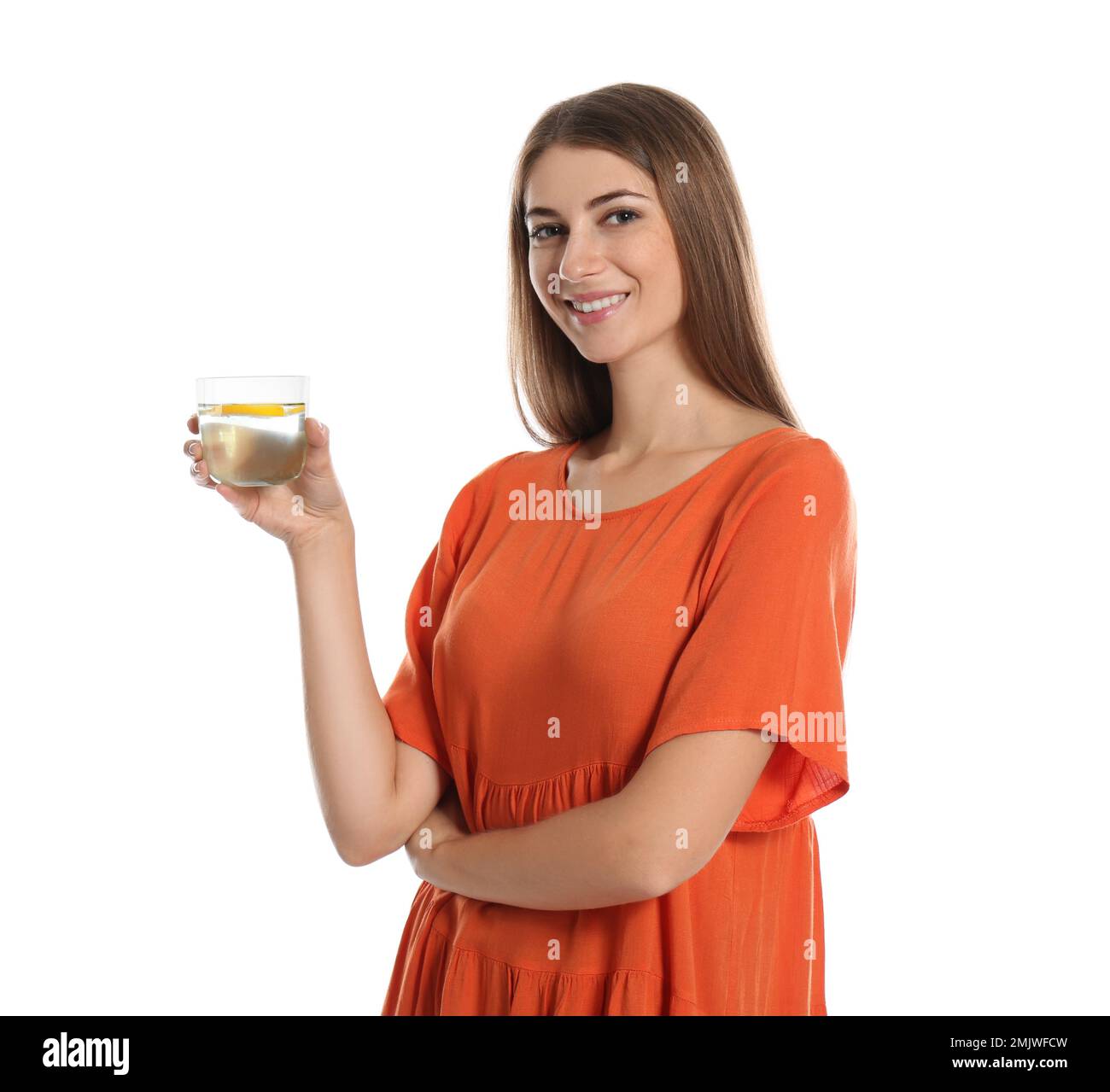 Jeune femme avec un verre d'eau de citron sur fond blanc Banque D'Images