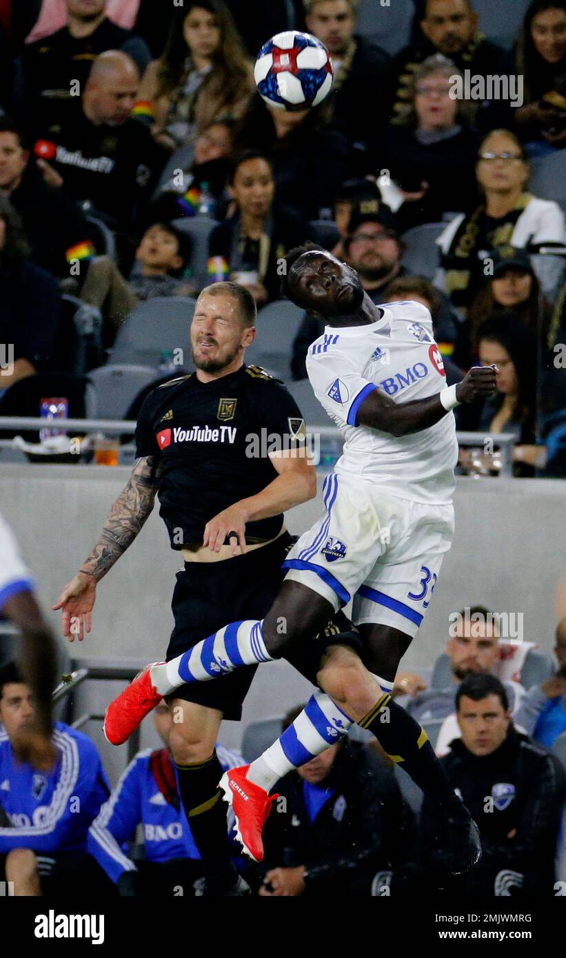 Los Angeles FC defender Jordan Harvey (2) and Montreal Impact defender Bacary Sagna (33) of France, fight for a head ball in an MLS soccer match between Los Angeles FC and Montreal Impact in Los Angeles, Friday, May 24, 2019. LAFC won 4-2. (AP Photo/Ringo H.W. Chiu) Banque D'Images