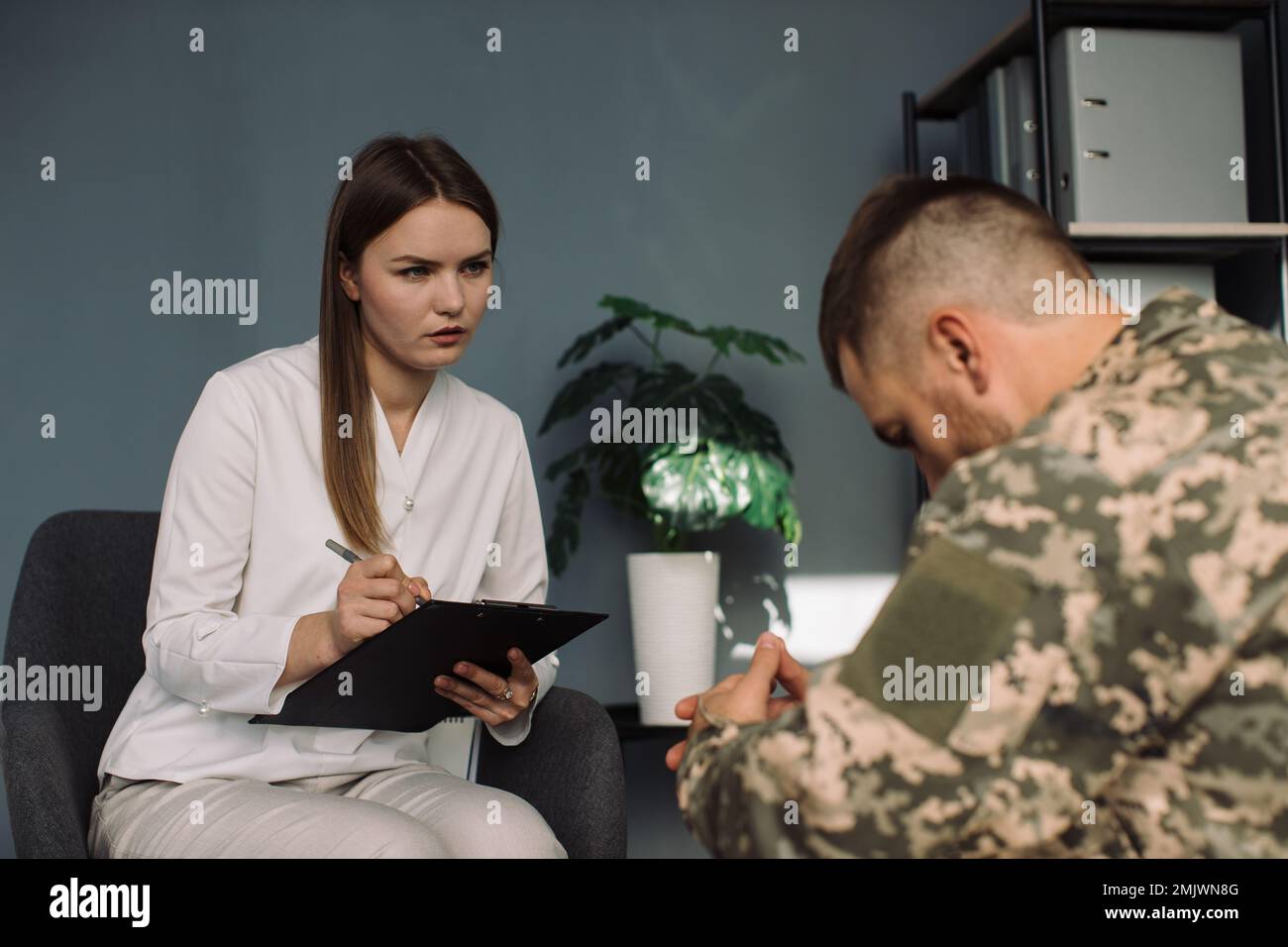 Psychothérapeute travaillant avec un officier militaire en fonction Banque D'Images