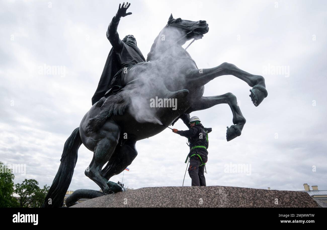 A worker washes a city landmarks, the equestrian statue of Peter the Great known as the Bronze Horseman by French sculptor Etienne Maurice Falconet, in St.Petersburg, Russia, Friday, May 24, 2019. (AP Photo/Dmitri Lovetsky) Banque D'Images