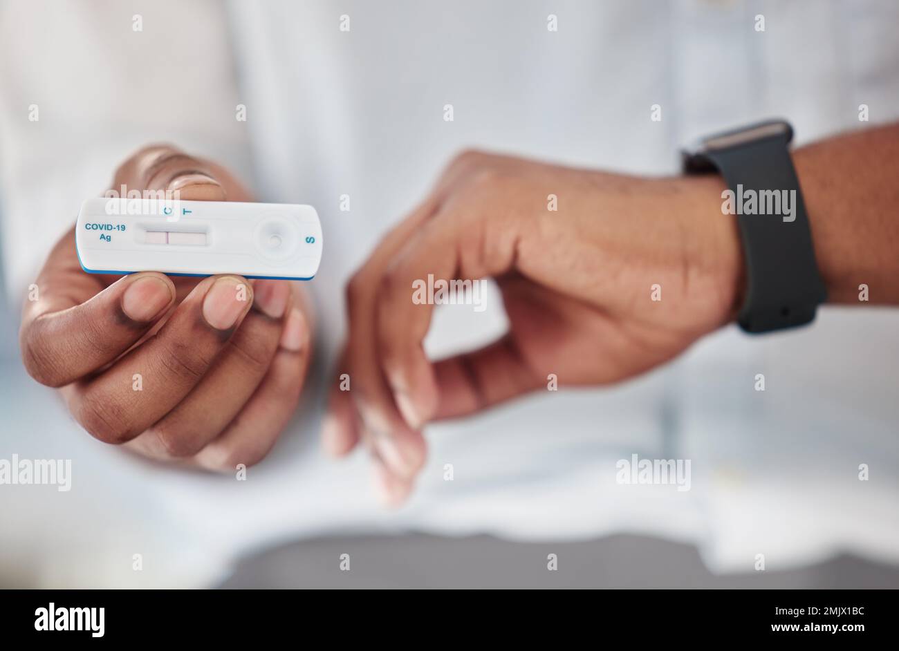 Covid, test rapide et mains de la personne avec surveillance pour vérifier le temps avec l'évaluation des soins de santé en cas de pandémie. Corona pcr et résultat de l'homme noir avec Banque D'Images Covid, test rapide et mains de la personne avec surveillance pour vérifier le temps avec l'évaluation des soins de santé en cas de pandémie. Corona pcr et résultat de l'homme noir avec Banque D'Images