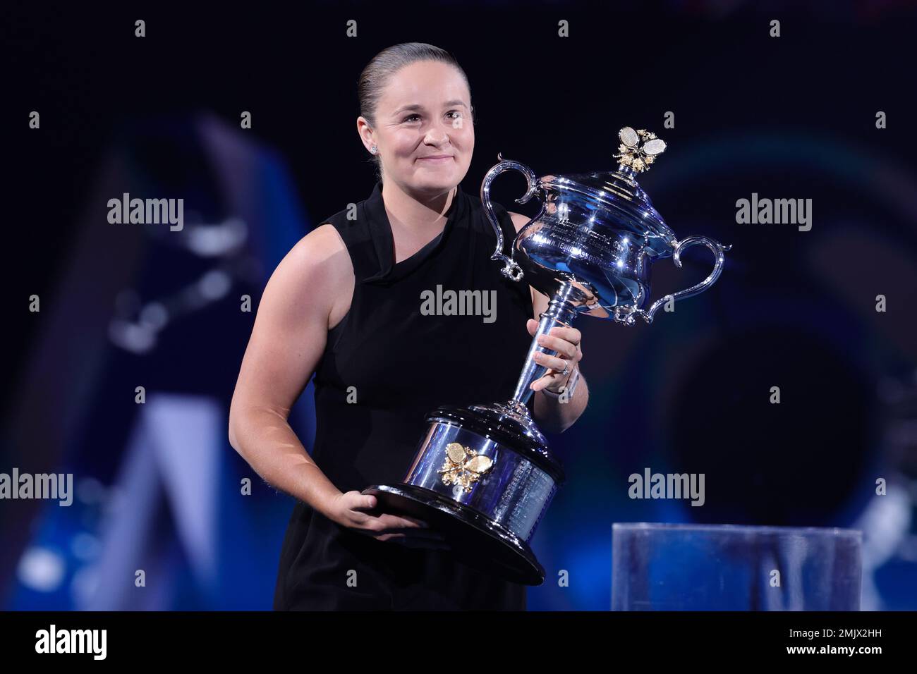 Melbourne, Australie. 28th janvier 2023. Ash Barty, champion 2022, arrive à la coupe commémorative Daphne Akhurst lors du match final de WomenÕs Singles entre Aryna Sabalenka et Elena Rybakina du Kazakistan, jour 13, à l'Open de tennis australien 2023 à la Rod laver Arena, Melbourne, Australie, le 28 janvier 2023. Photo de Peter Dovgan. Utilisation éditoriale uniquement, licence requise pour une utilisation commerciale. Aucune utilisation dans les Paris, les jeux ou les publications d'un seul club/ligue/joueur. Crédit : UK Sports pics Ltd/Alay Live News Banque D'Images