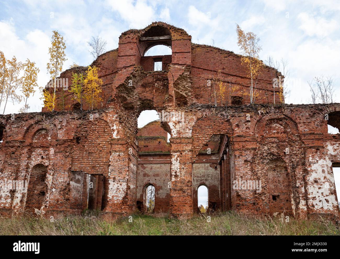 Ruines de l'Église du Saint-Esprit. Casernes du régiment d'Arakcheevsky, une colonie militaire du 19th siècle en Russie, région de Novgorod Banque D'Images