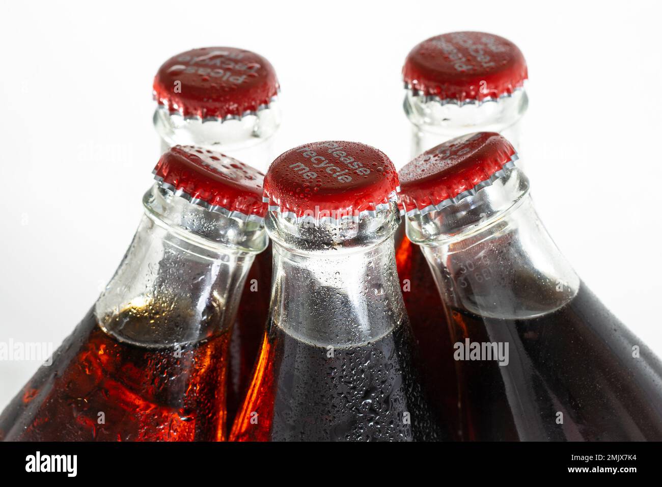 Bouteilles de Coca-Cola froides avec rafraîchissement glacé Banque D'Images