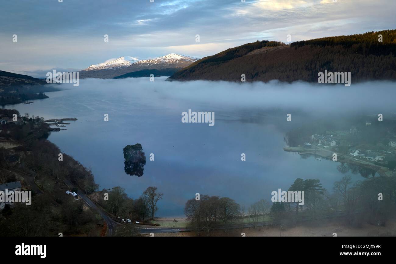 Prise de vue aérienne du Loch Tay à Kenmore avec les îles et Ben Lawers le matin d'hivers brumeux. Banque D'Images