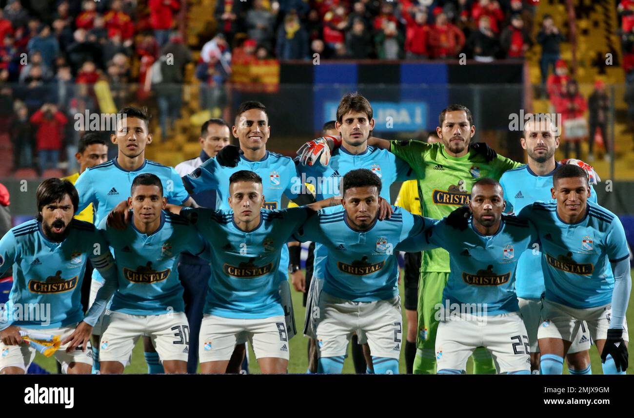 Peru's Sporting Cristal starting players pose for a team photo prior to their Copa Sudamericana soccer match gainst Chile's Union Española in Santiago, Chile, Tuesday, May 21, 2019. Sporting Cristal won 3 - 0. (AP Photo/Esteban Felix) Banque D'Images