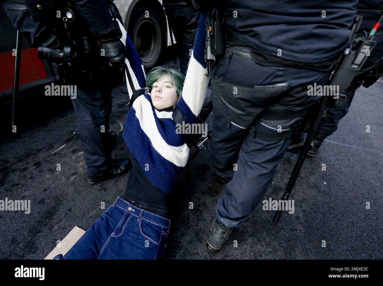 La Haye, pays-Bas. 28th janvier 2023. LA HAYE - la police intervient lors de la manifestation de la rébellion d'extinction du groupe d'action sur le climat près de A12 entre le Ministère des affaires économiques et du climat et la Chambre temporaire des représentants. Les militants du climat du groupe d'action ont été précédemment arrêtés pour suspicion de sédition. ANP EVA PLEVIER pays-bas - belgique sortie crédit: ANP/Alay Live News Banque D'Images